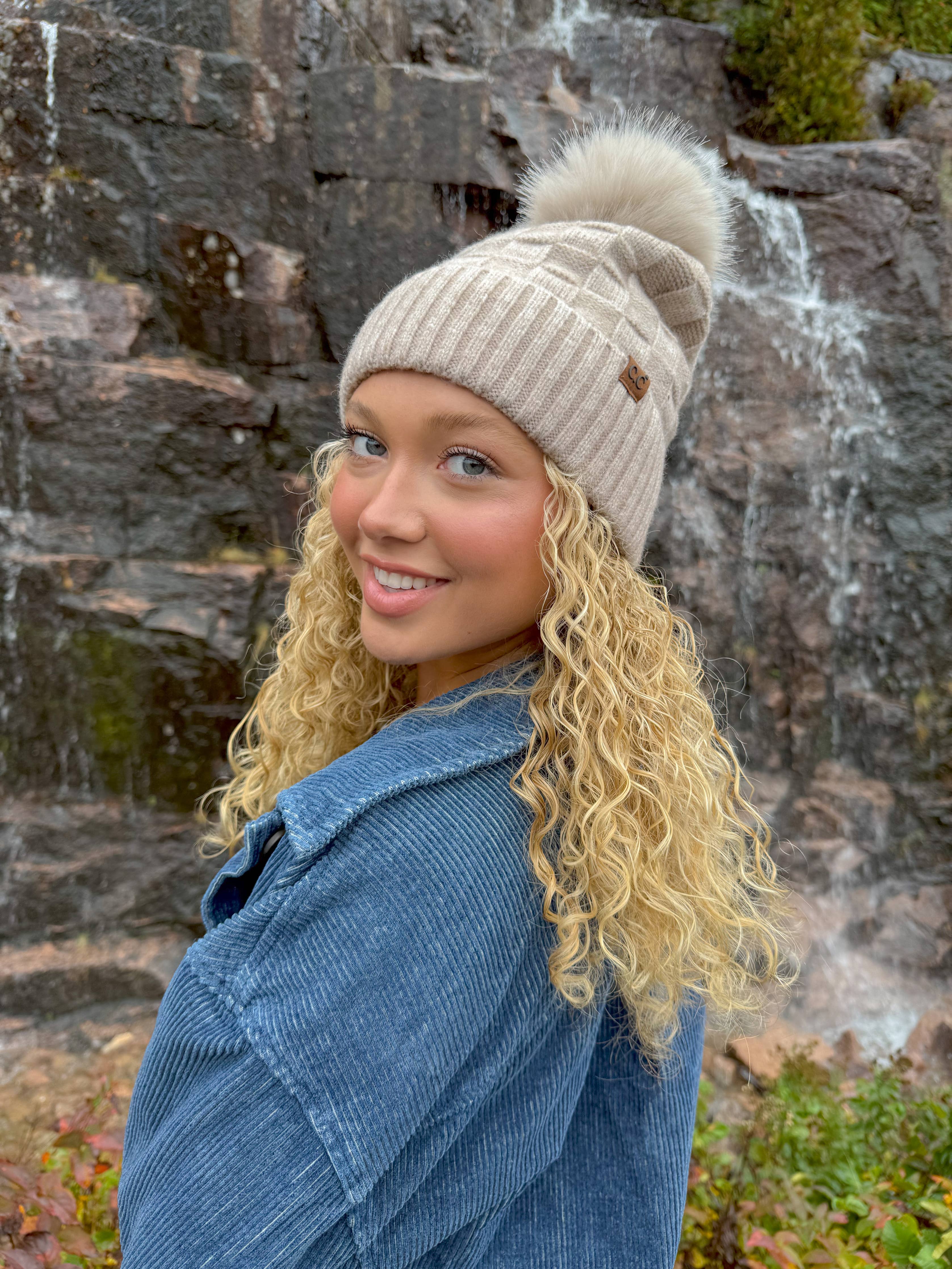 Bonnet à motif à carreaux tissés à motif Pom C.C HTC0094